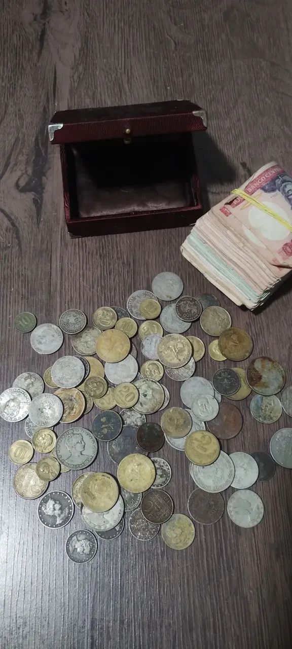 Vendo mais de 120 notas e uma caixinha de moedas frete ta grátis  - Foto 2
