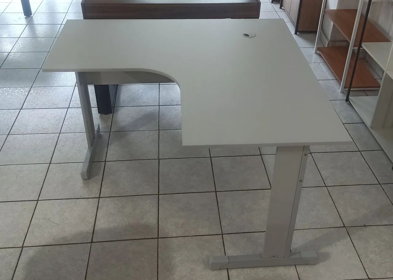Mesa em L na cor cinza 