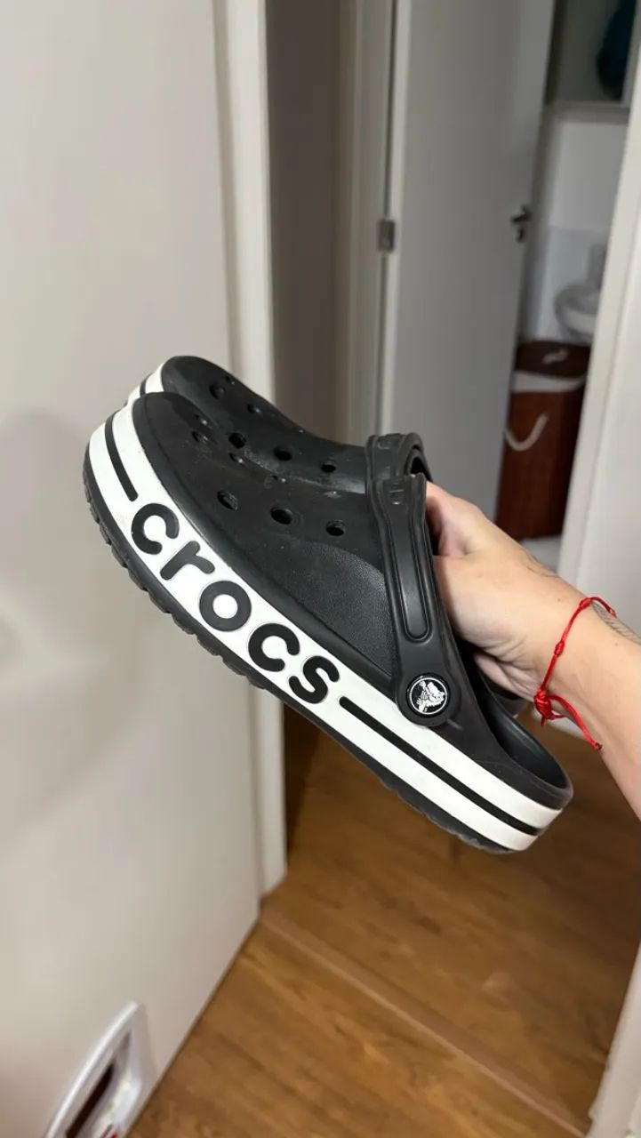 Crocs preta