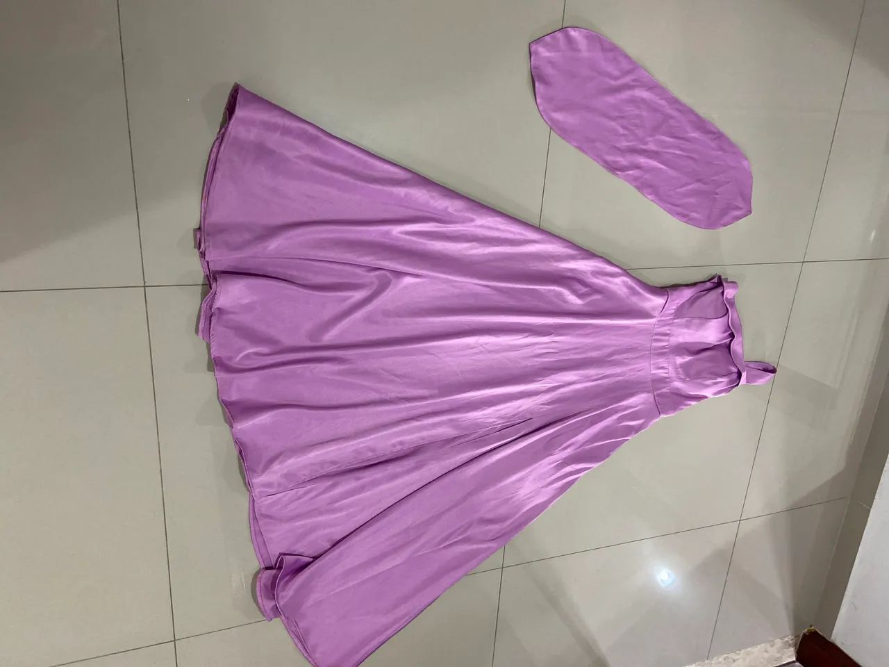 Vestido lilás longo madrinha com fenda e bojo 
