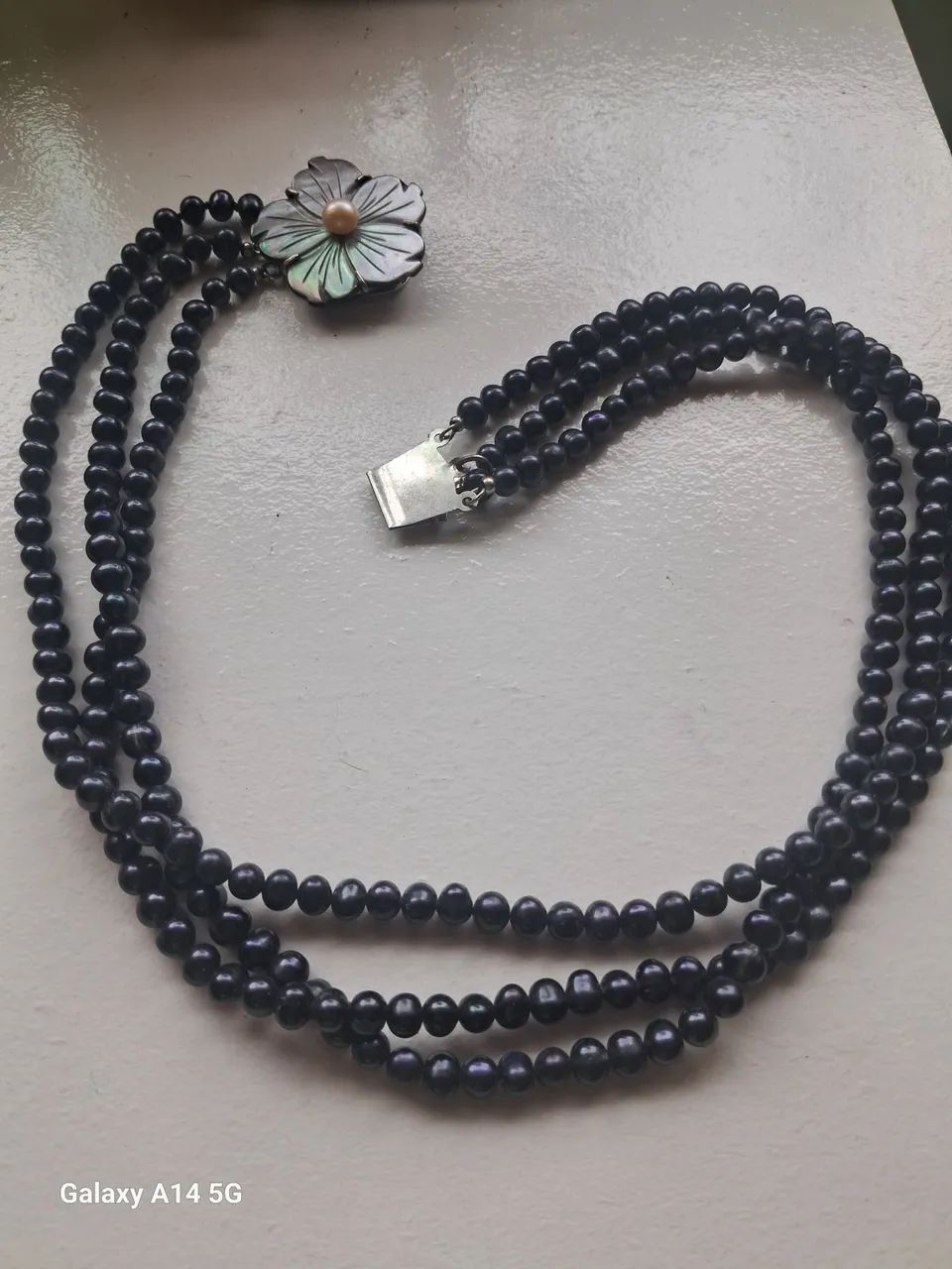 Gargantilha de Pérolas negras com fecho de flor em madrepérola chic - Foto 2