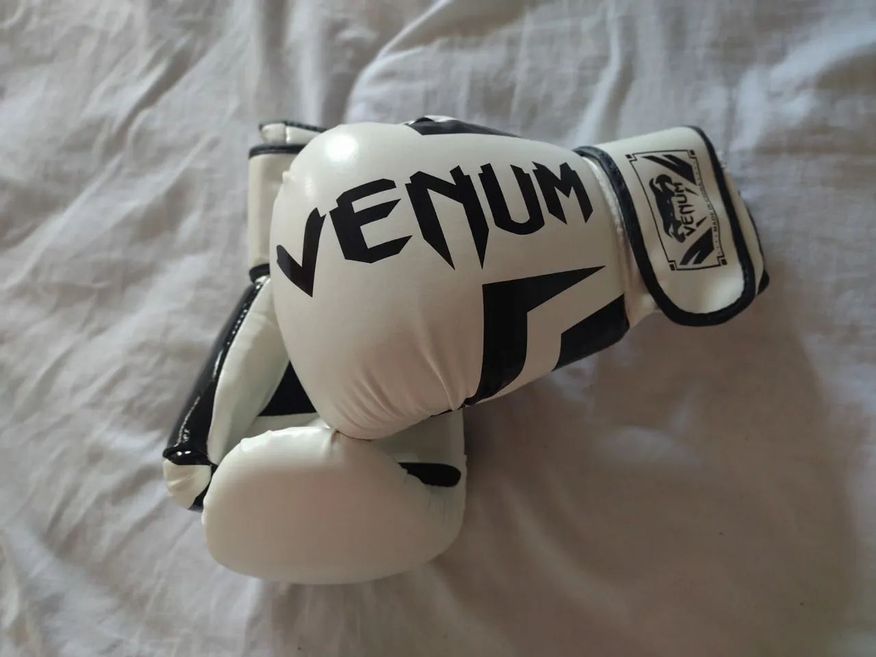 Luva Venum 12 onças branca e preta - Foto 2