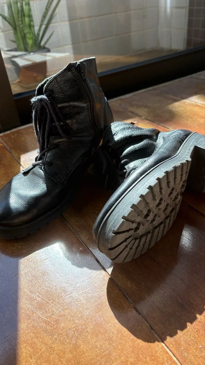 Bota preta em couro - Foto 2