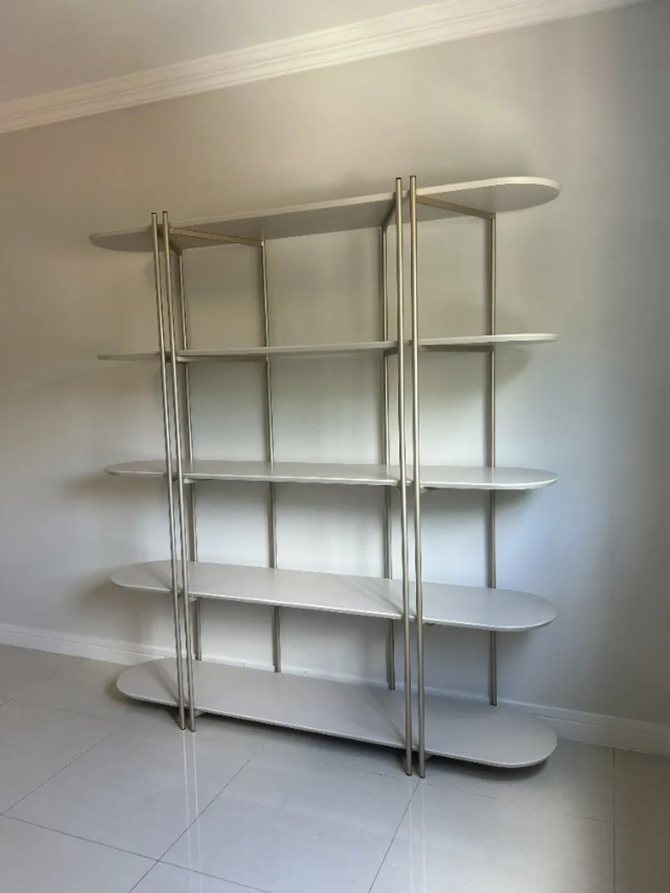 Estante Off White e Dourada