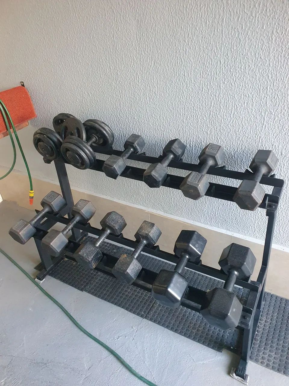 Halteres sextavados com suporte e banco. 
