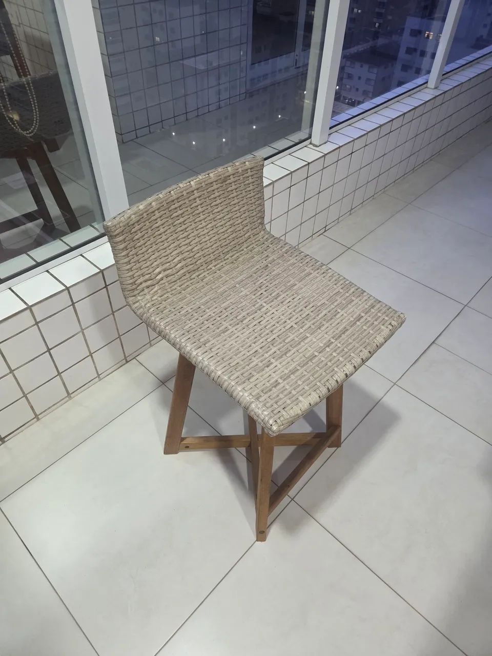 Vendo Mesa de Jantar (Madeira) com 4 Banqueta - Foto 4