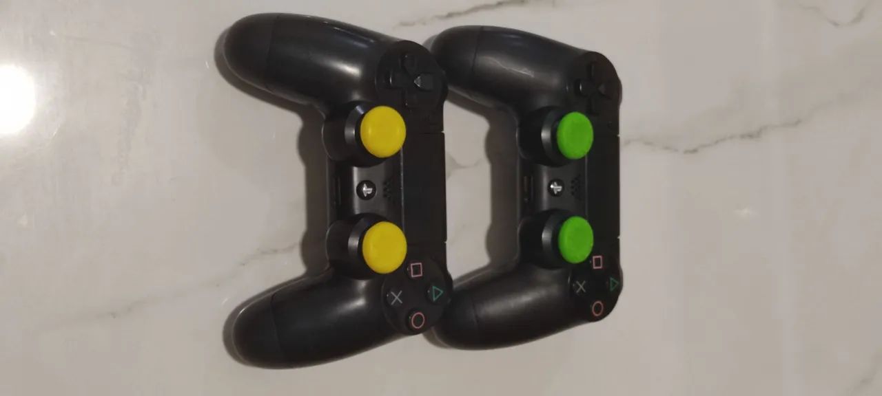 Dois controles ps4 slim, zero bala