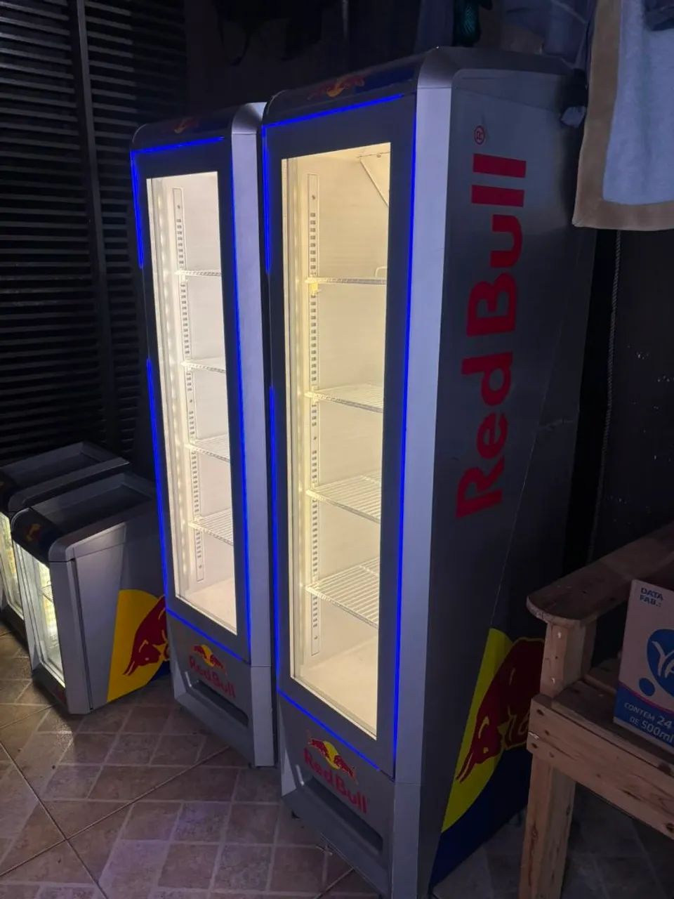 Geladeira exclusiva Red Bull modelo slim com led azul - Geladeiras