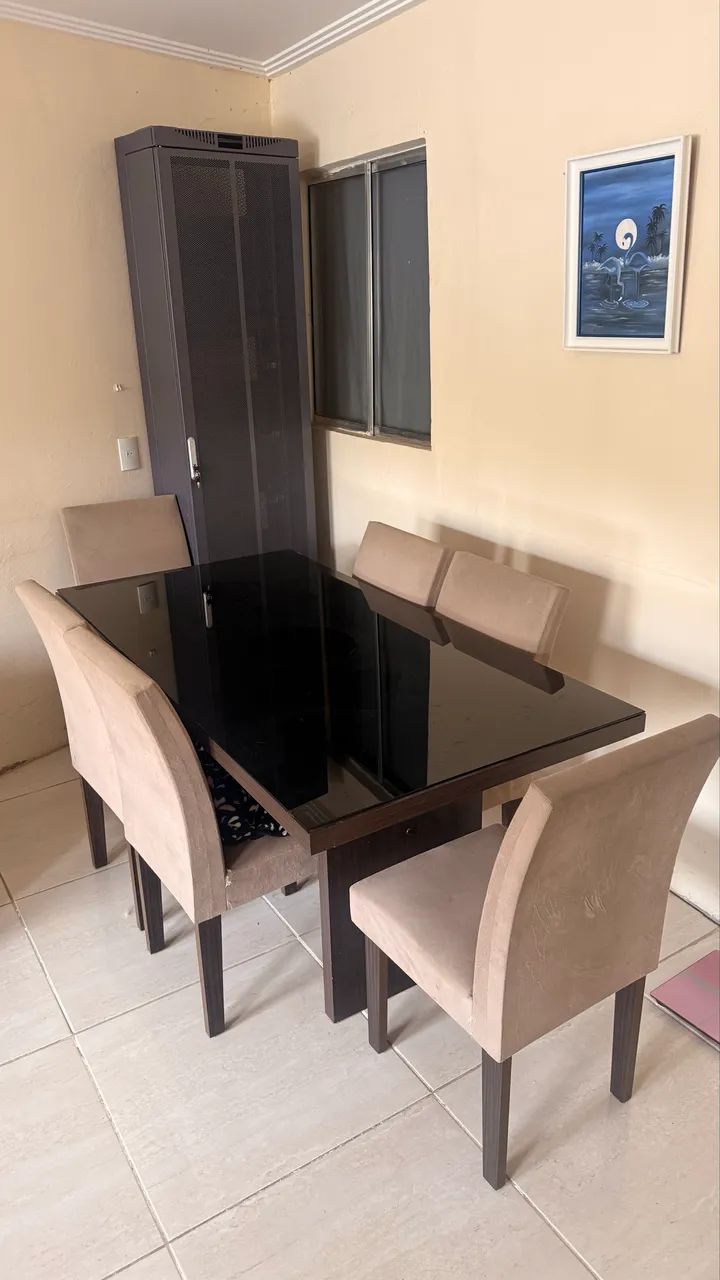 Mesa com tampa de vidro 