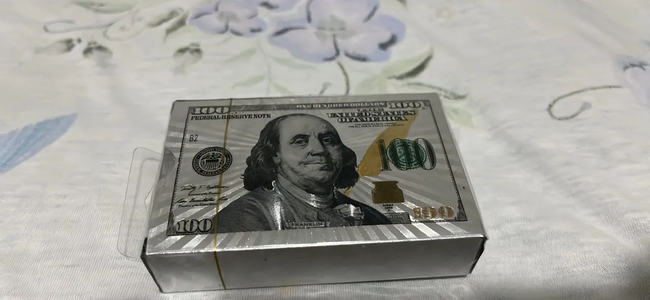 Baralho Prateado Impermeável Estampa Nota de 100 Dólares - Foto 3