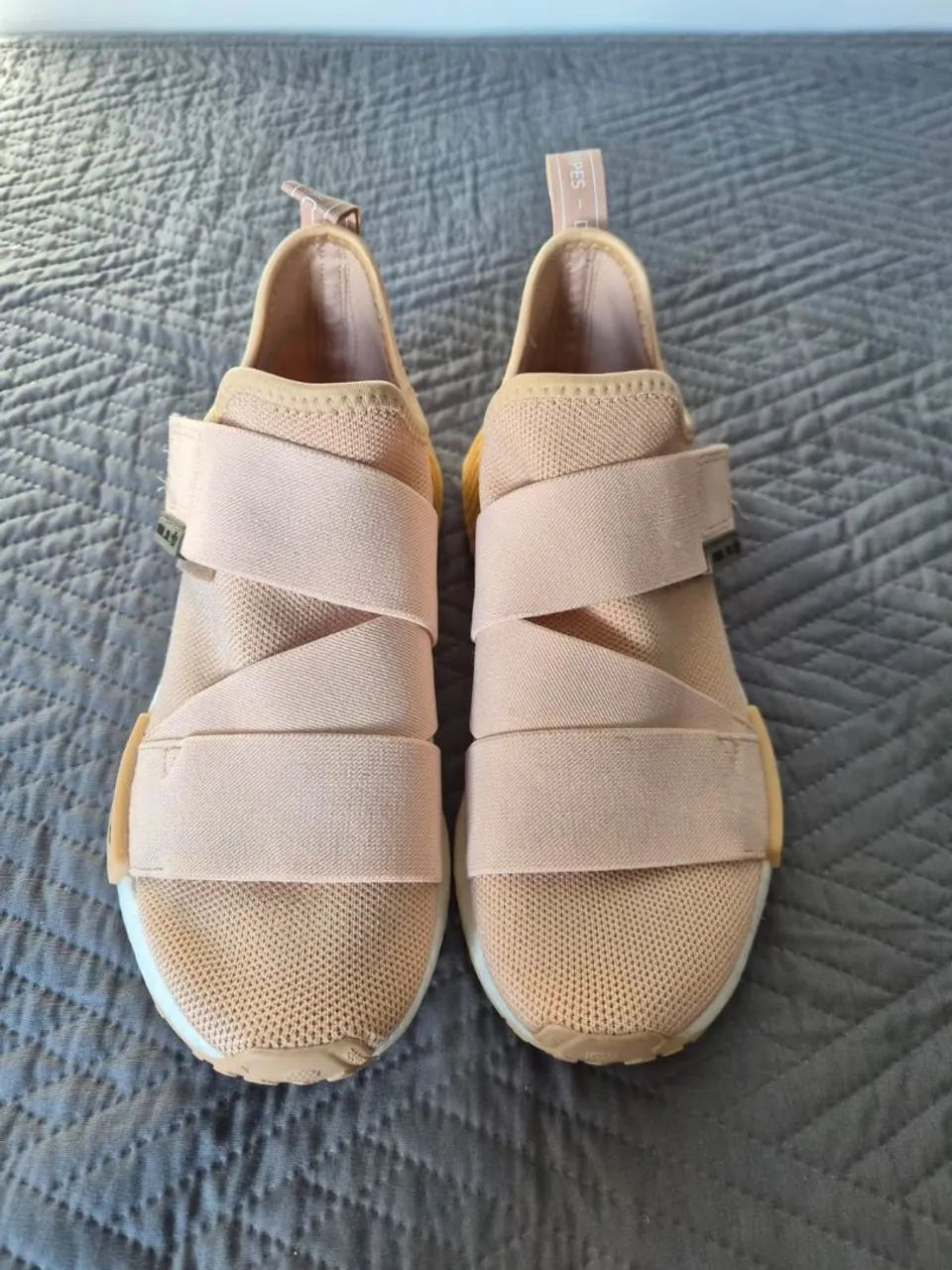 Tênis Adidas modelo NMD_R1 Strap