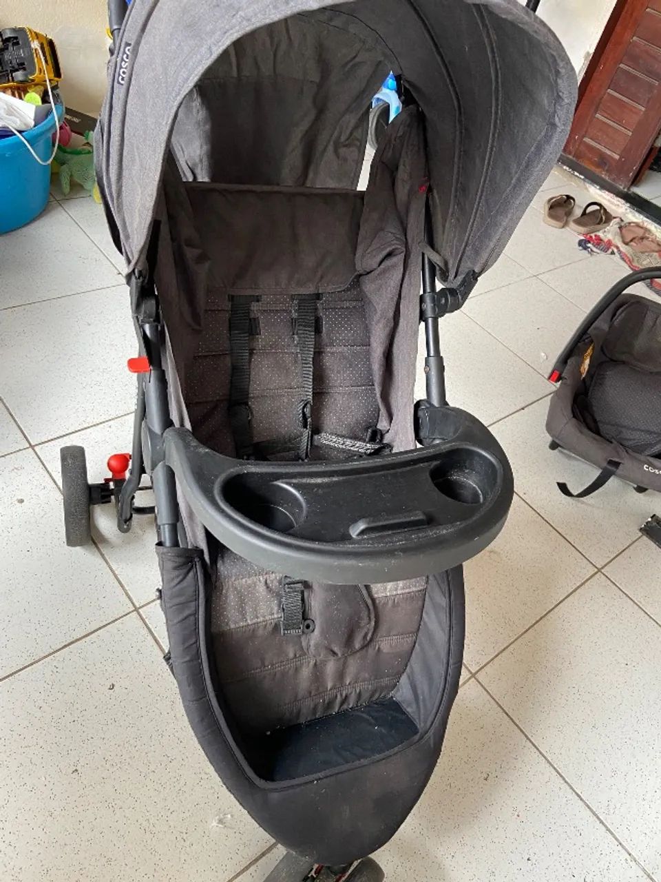 Carrinho de bebê com bebê conforto COSCO - Foto 3
