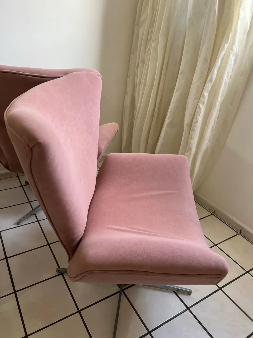 Poltronas 2 com pés de inox 