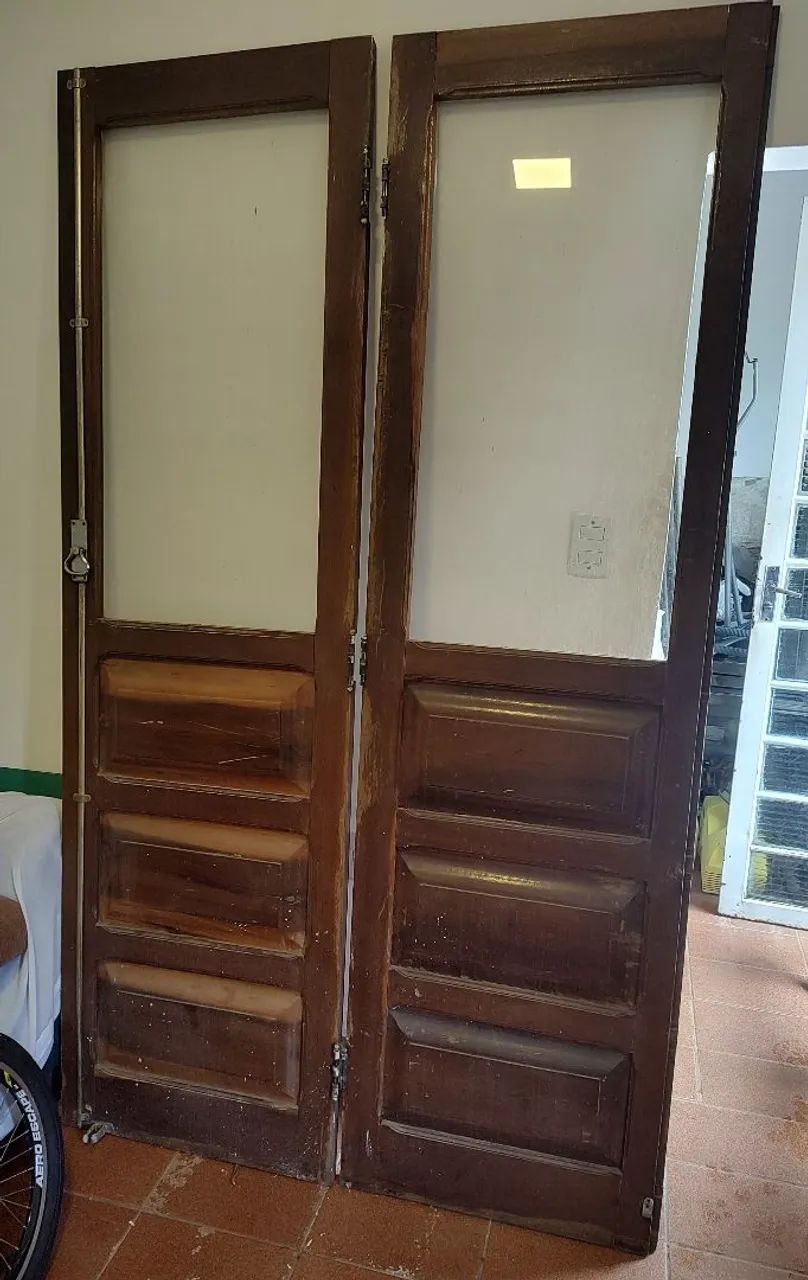 Porta de madeira maciça e vidro 
