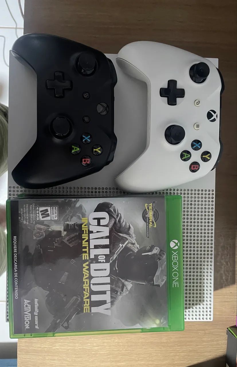 Xbox one S 500gb C/ 2 Controles e 3 Jogos