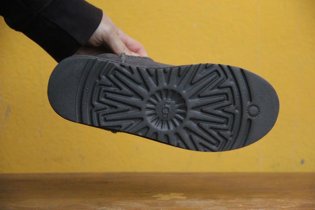 Bota Cinza em Camurça UGG - Foto 4