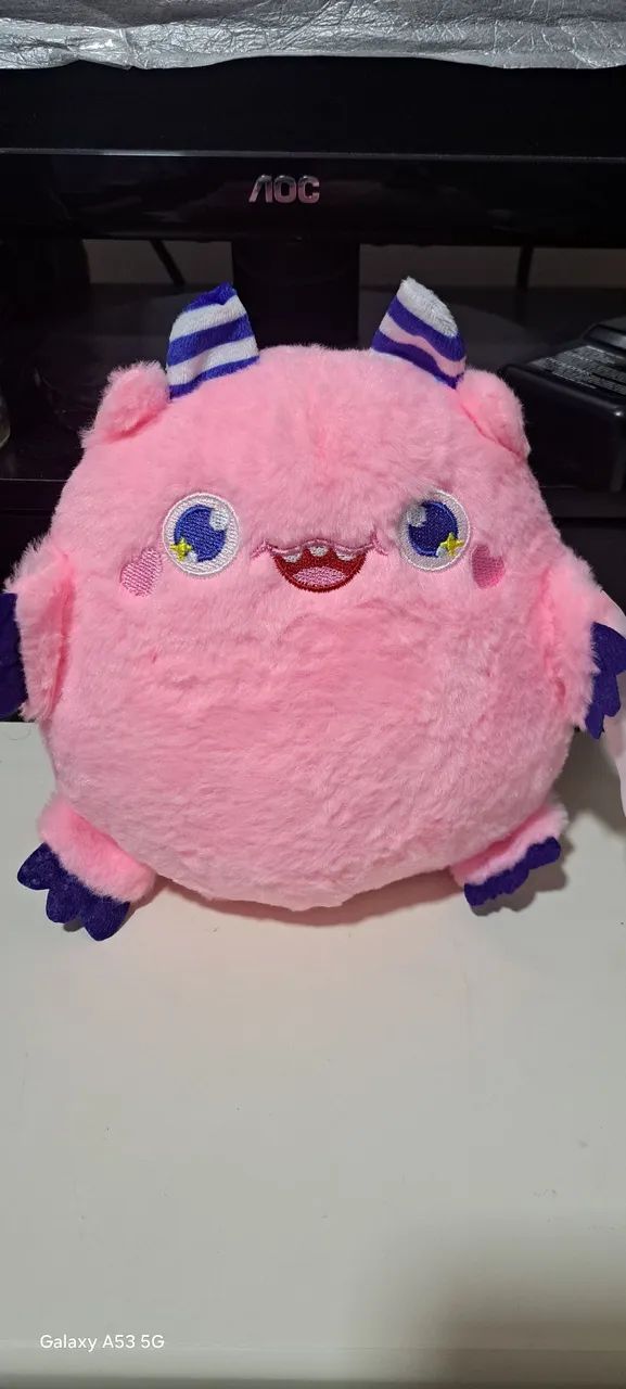 Pelucia monstrinho rosa e azul
