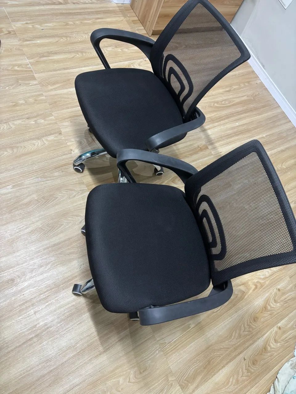 Cadeira para escritório nova. 