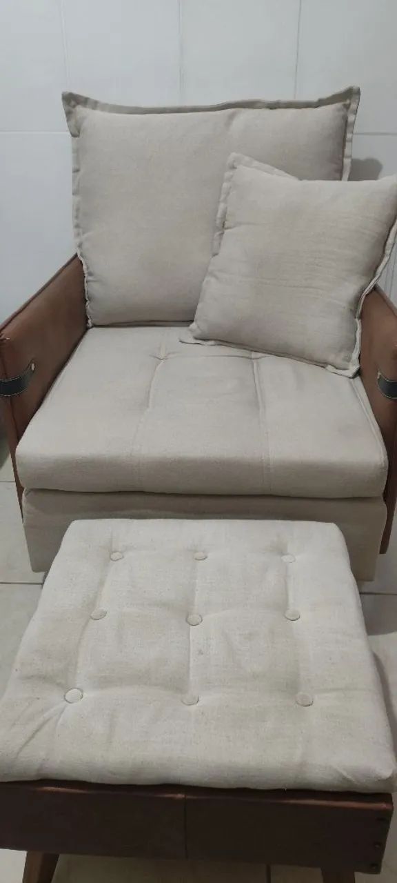 Poltronas beje mais puffs