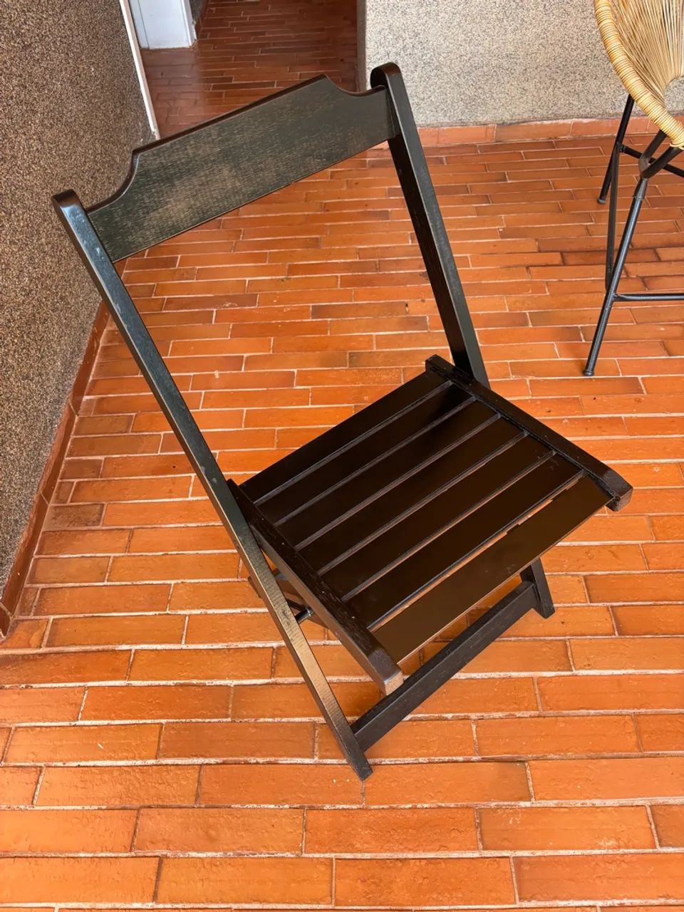 Mesa de madeira com 06 cadeiras dobráveis  - Foto 4