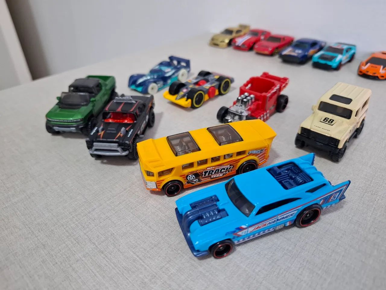 Carrinhos hotwheels e filme carros 