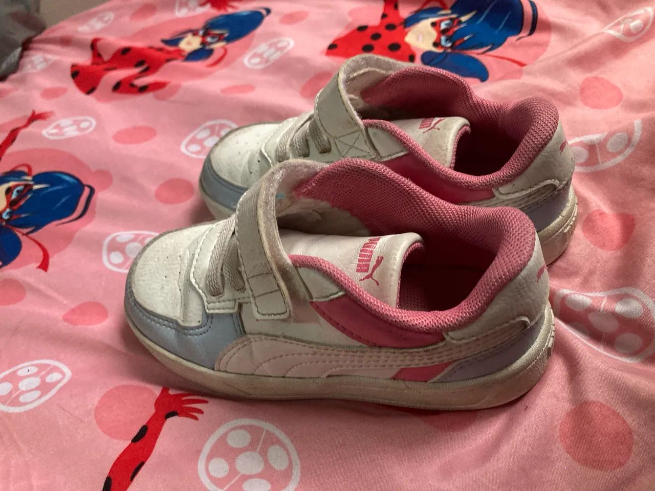 Ténis Puma Kids SoftFoam+ - Branco/Rosa/Azul - Tamanho 23 (BR) / 25 (EUR) - Foto 3