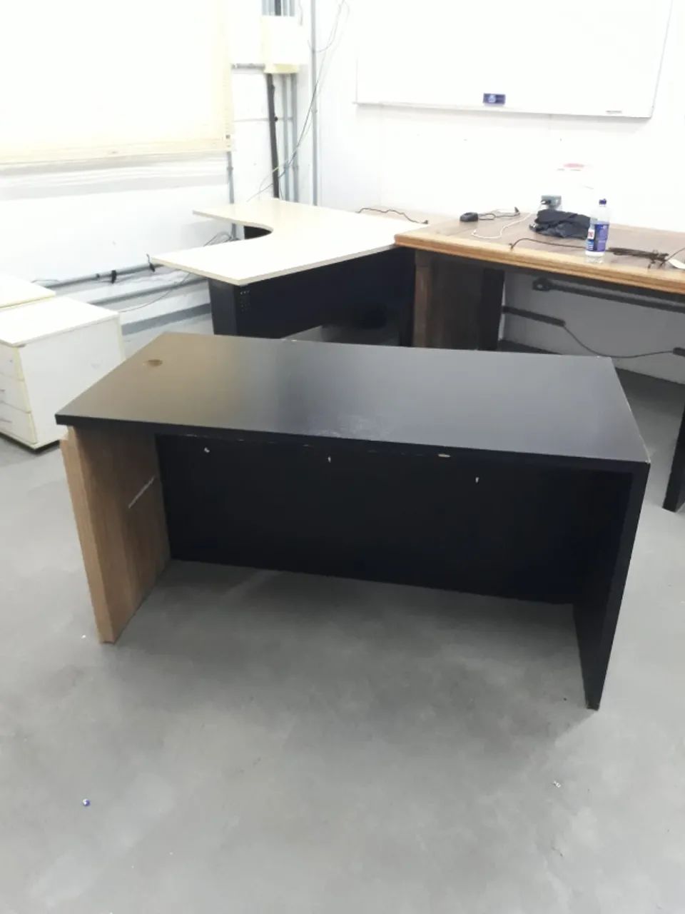 Mesa Retangular de Escrit ório Preta com Passa-fios - Foto 2