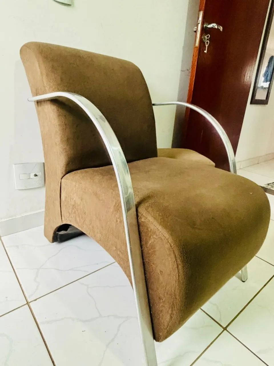 Poltrona de Sala Confortável em Suede Marrom - Braços Cromados