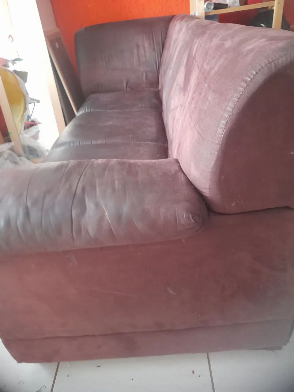 Sofá 3 lugares de couro marrom está perfeito 