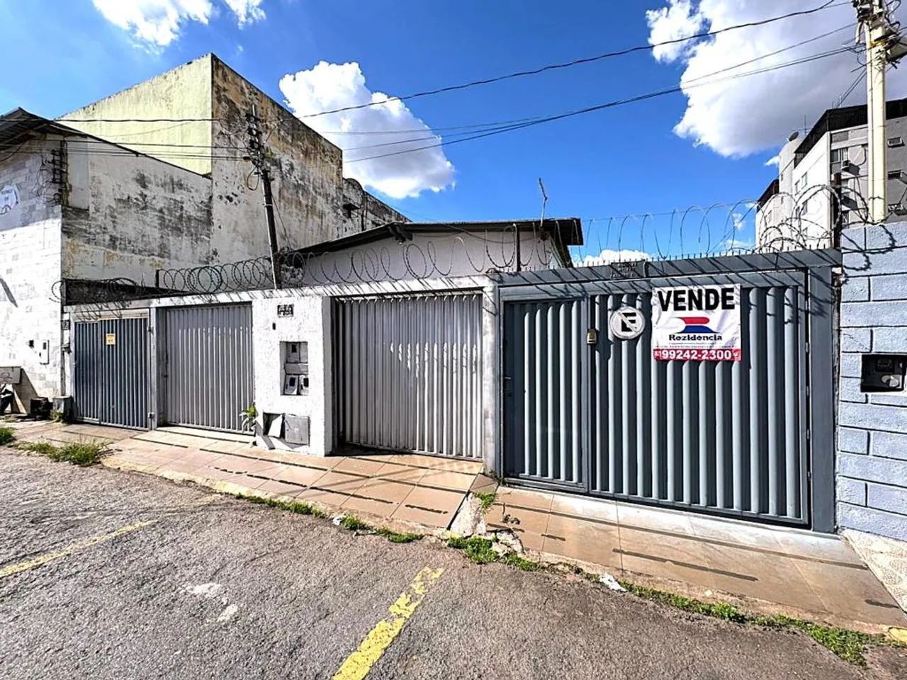 Vende-se casa no Setor Central com 3 residências dando renda