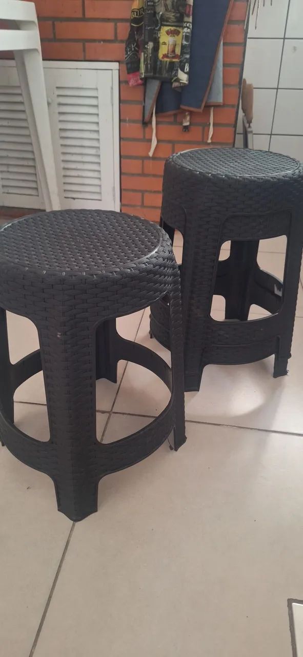 Banquetas de plástico pretas