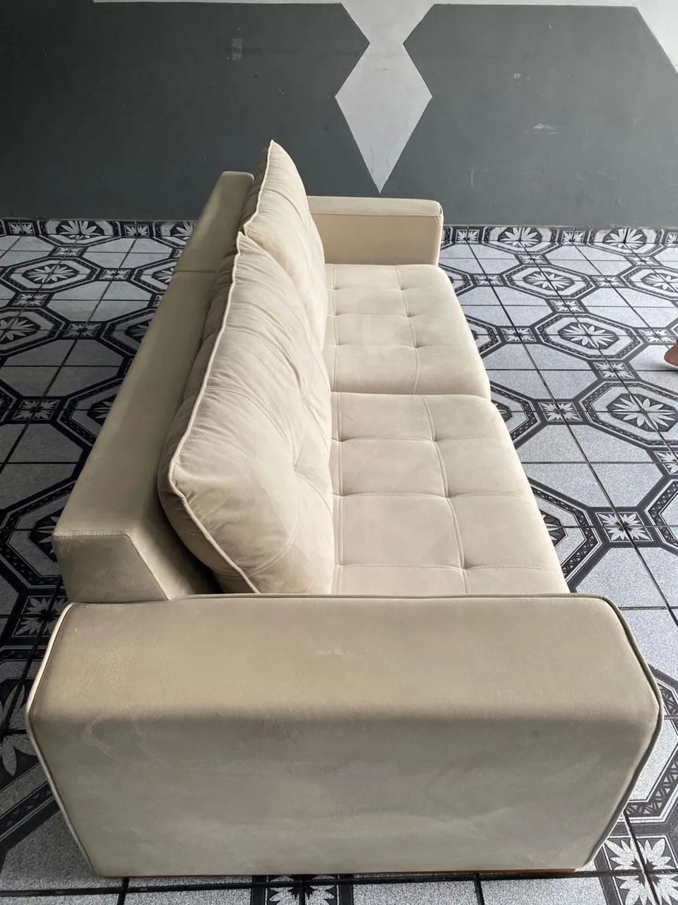 Sofá 3 lugares Suede Bege Muito Lindo - Foto 2
