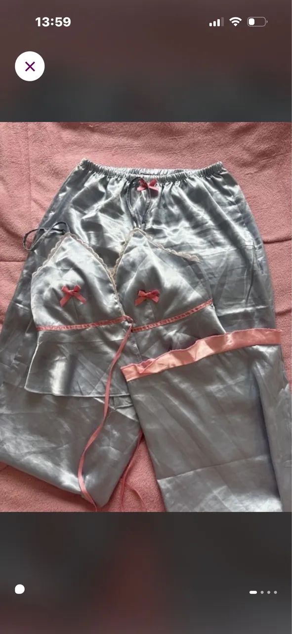 Pijama azul de cetim com laços rosas  - Foto 3