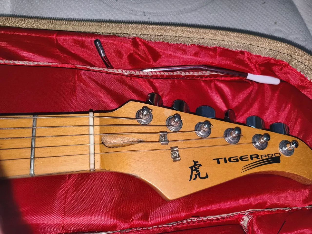 Guitarra Stratocaster TIGER PRO + Capa - Foto 5