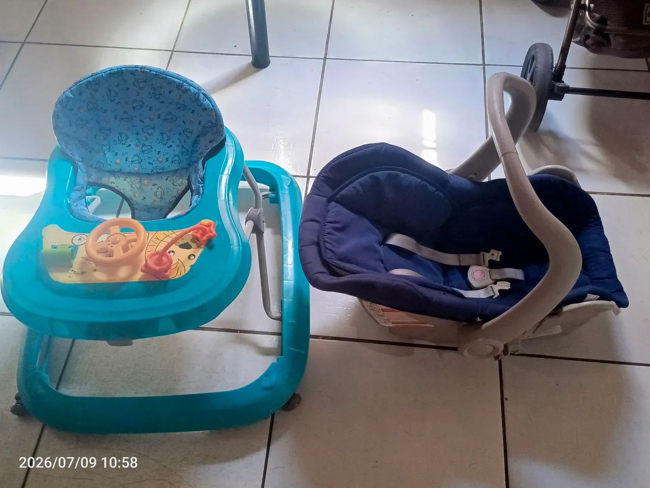 Vendo andador e bebe conforto 
