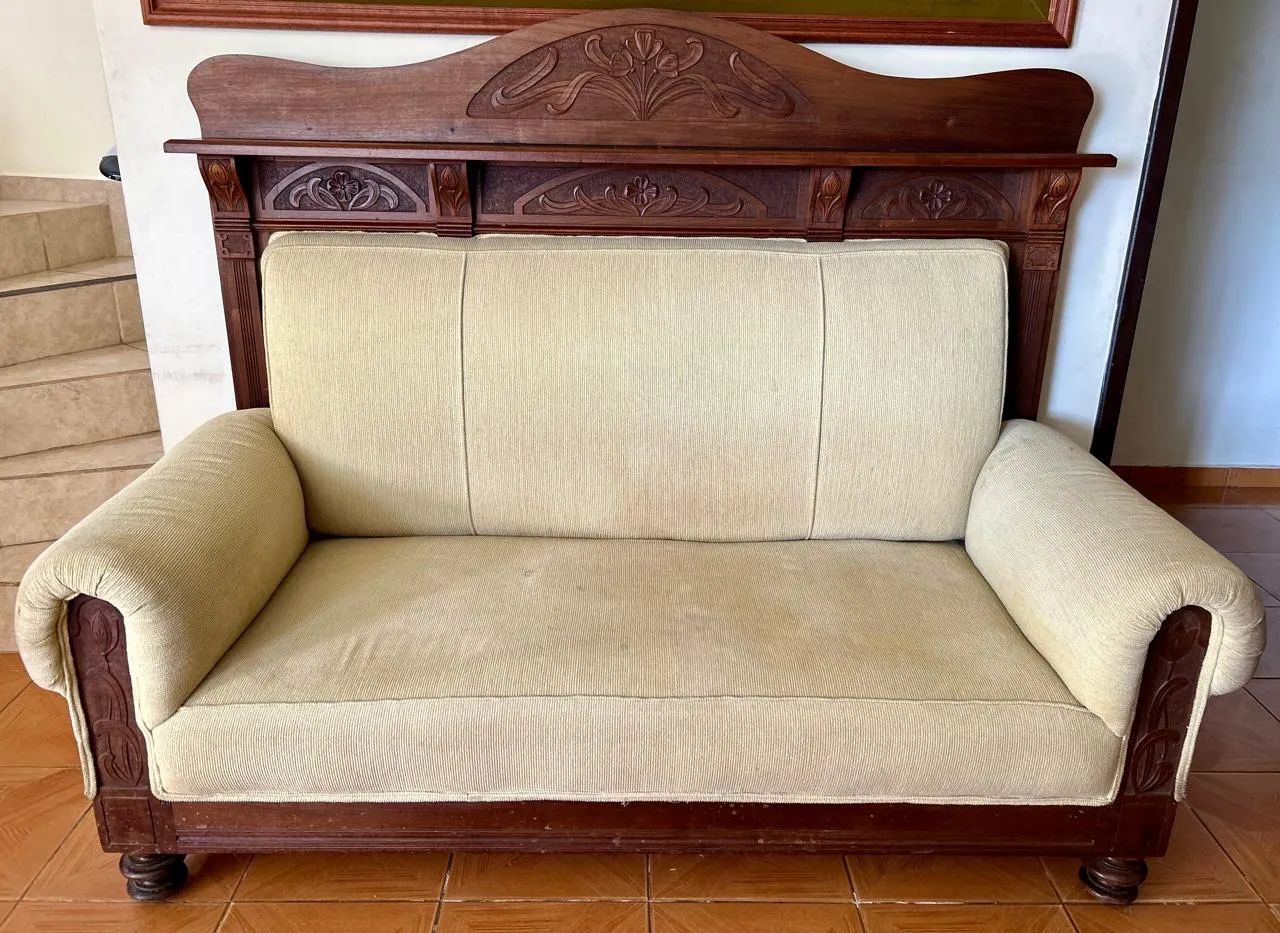 Sofá em madeira maciça em imbuia com entalhes