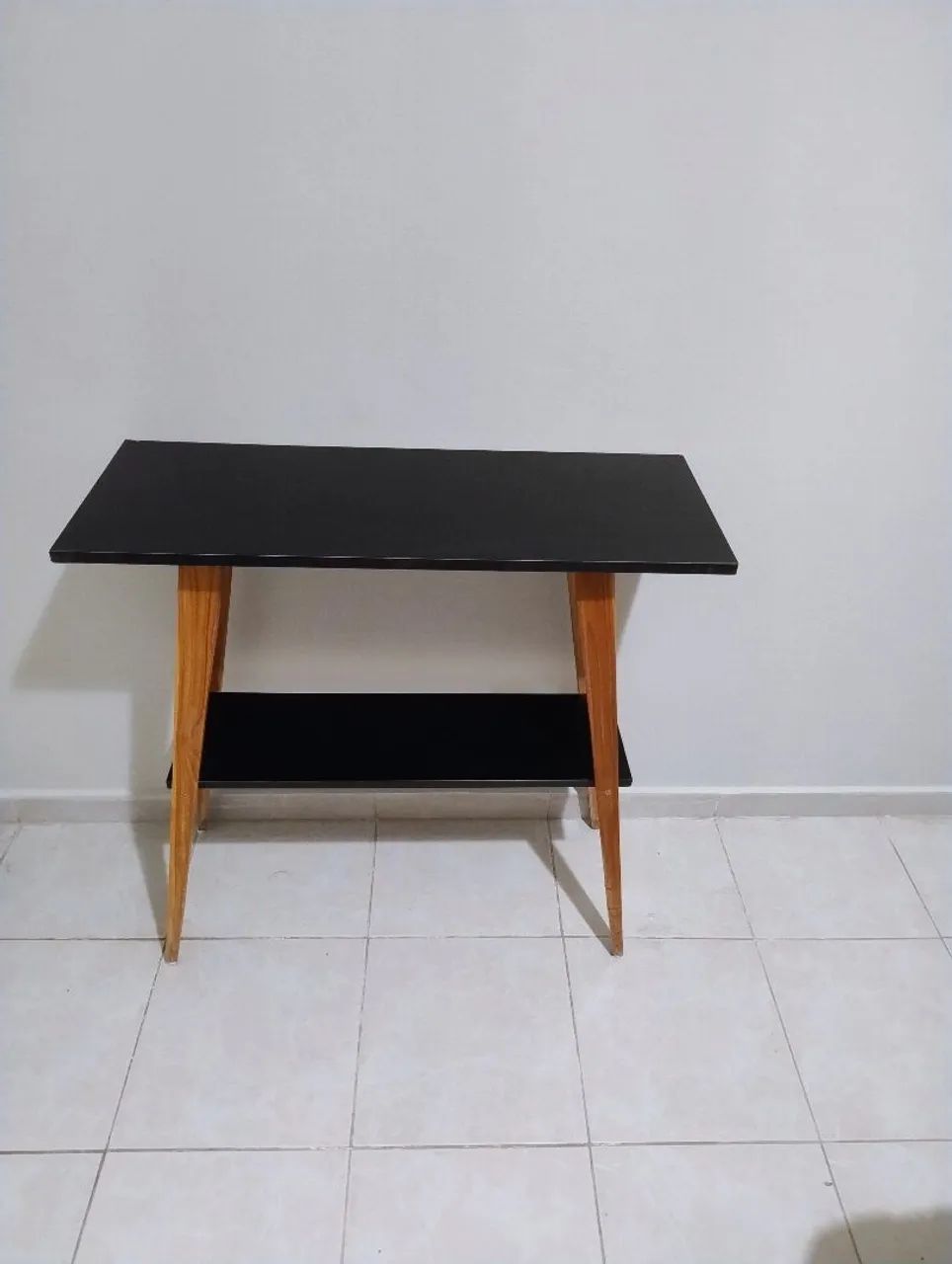 Aparador/Mesa com tampo preto e pés de madeira - Ótimo estado - Foto 2