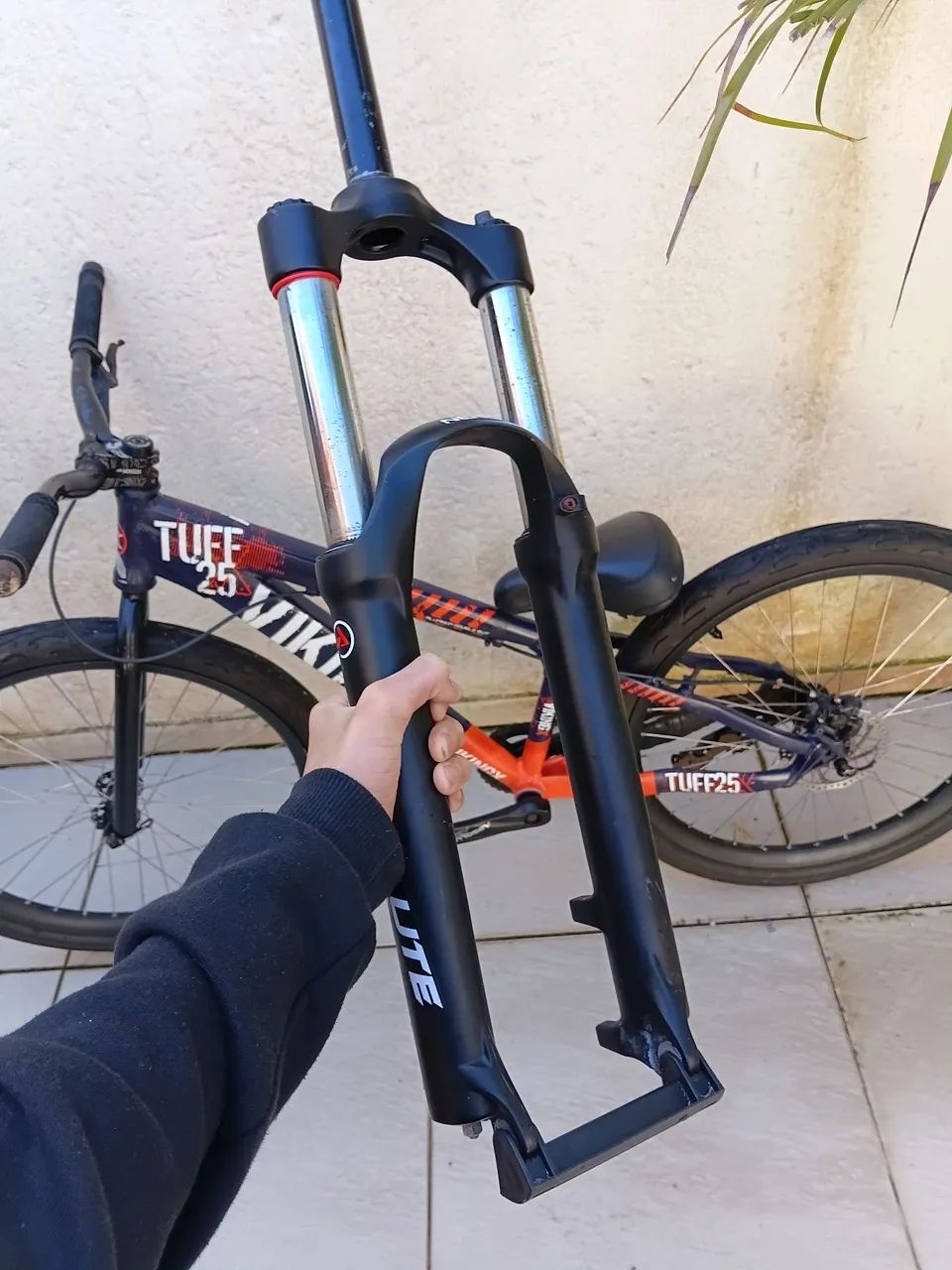 Bicicleta Vikingx Tuff 25 azul e laranja - Foto 3