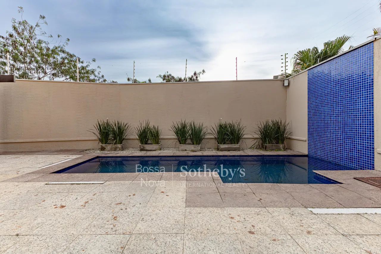 Casa reformada em condomínio com piscina privativa. - Foto 2
