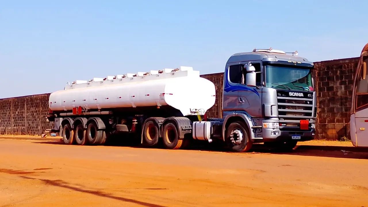 Caminhão com carreta tanque  - Foto 2