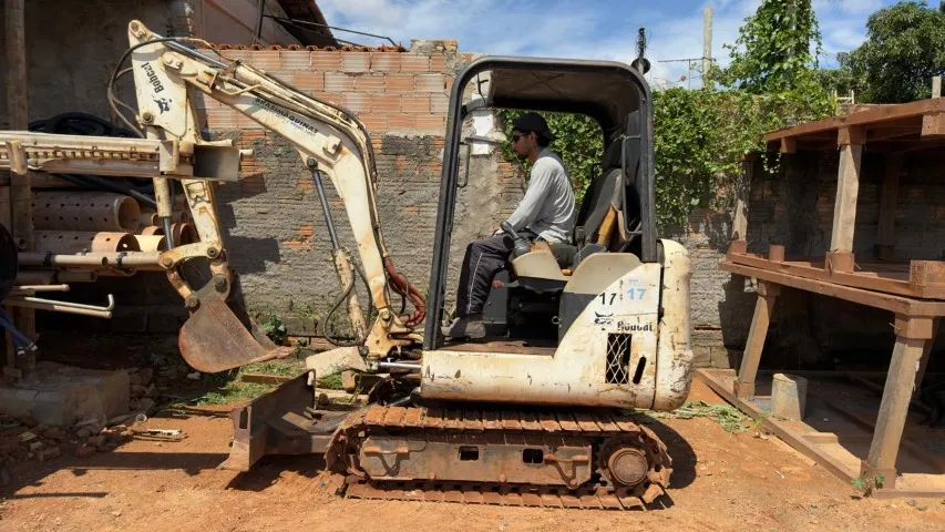 MINIESCAVADEIRA BOB CAT E35  - Foto 2
