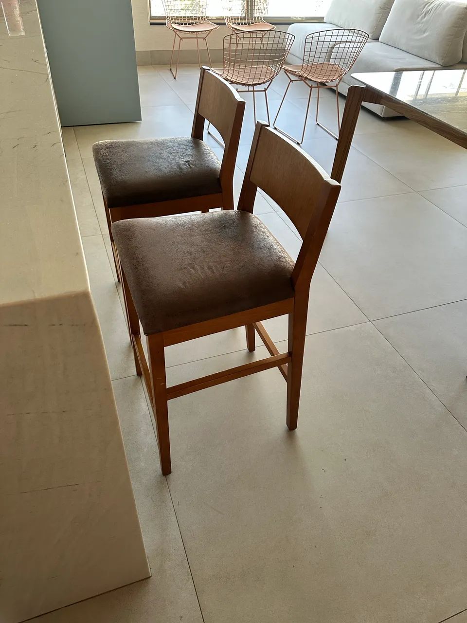 Par de banquetas em madeira e couro legítimo - Foto 2