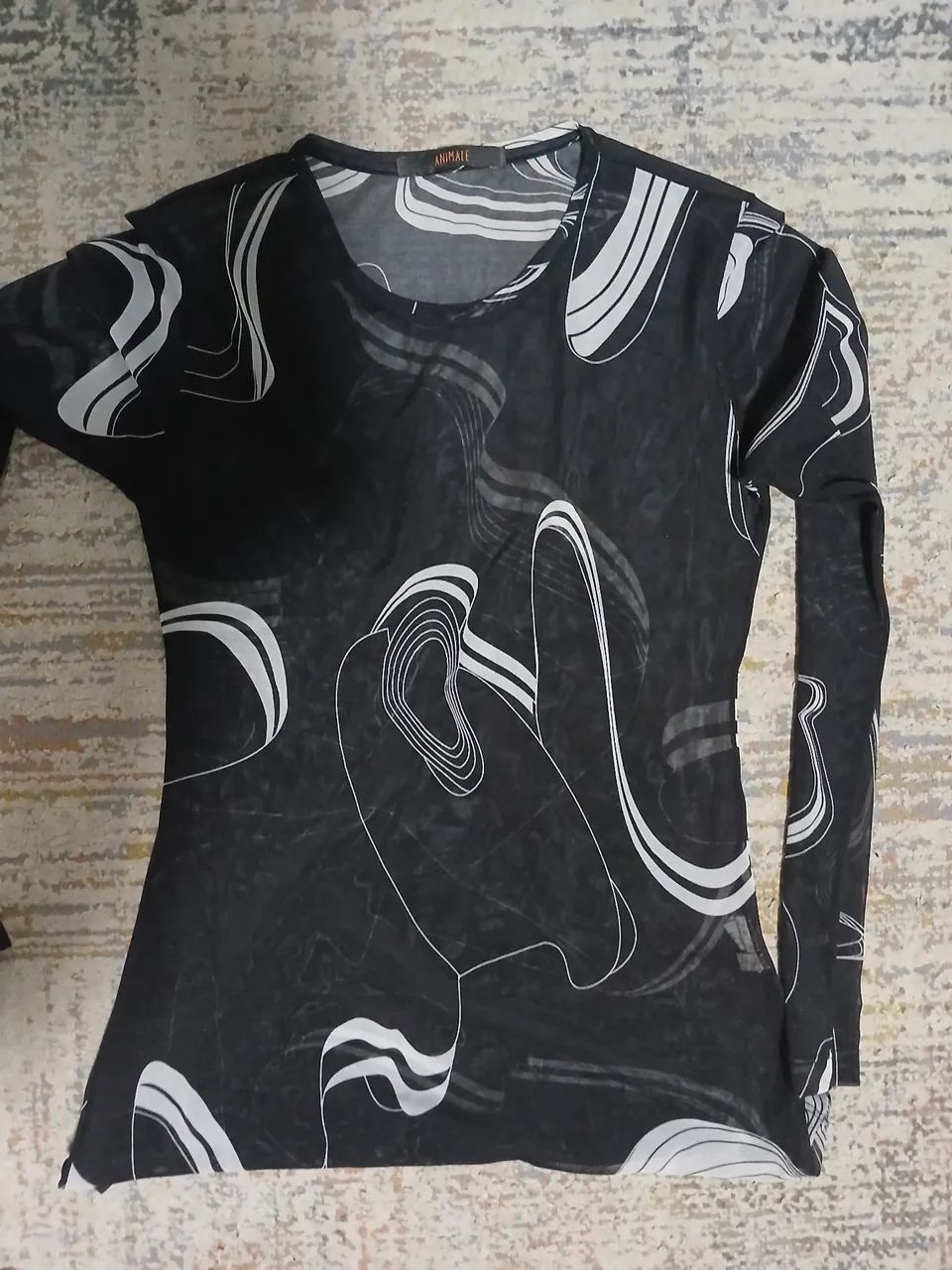 Blusa transparente  preto e branco estiloso - Foto 2