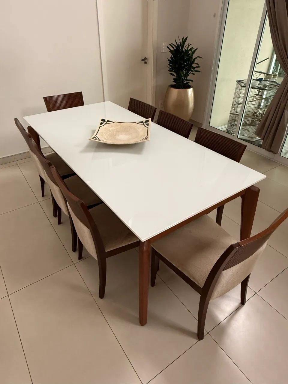 Vendo mesa de jantar com 8 cadeiras 