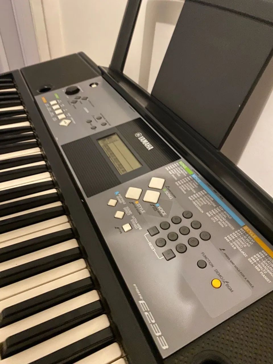 Teclado Yamaha PSR-E233 - Foto 2