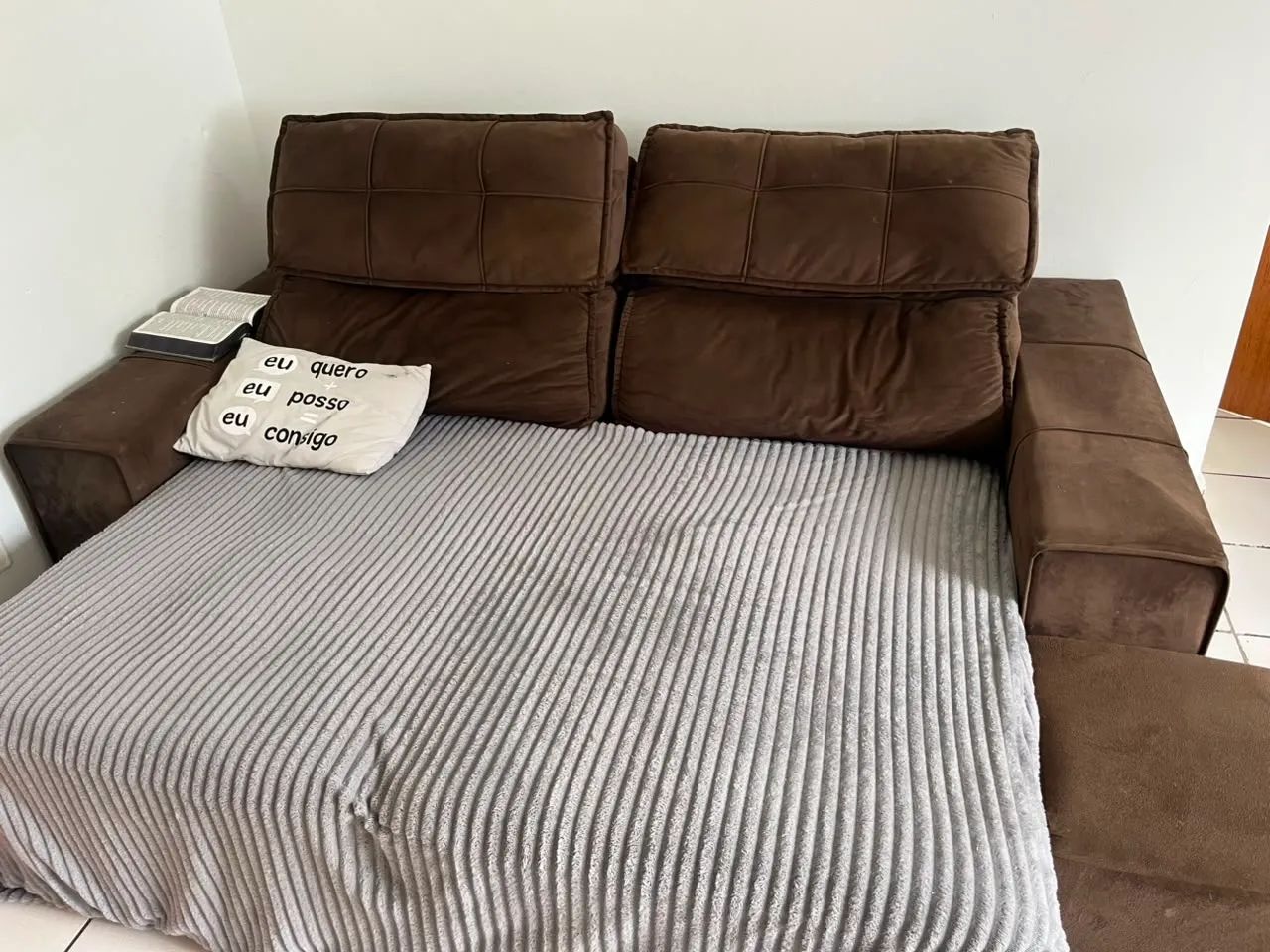 Sofá cama muito confortável 4 lugares.