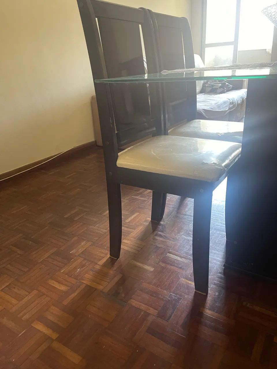 Mesa de vidro com 6 cadeiras  - Foto 3