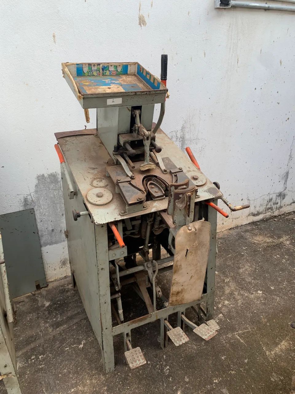 Máquina de montar bico ?