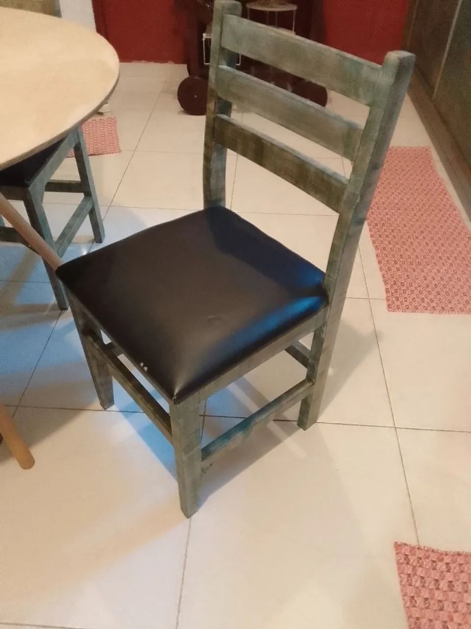 Mesa jantar e 4 cadeiras conservadas. - Foto 2
