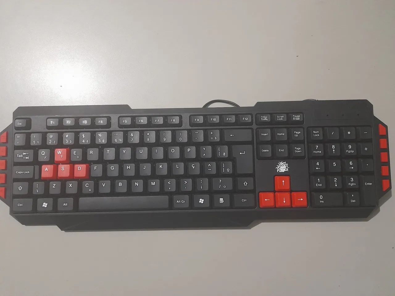 Teclado Gamer USB com Teclas WASD e Setas Vermelhas